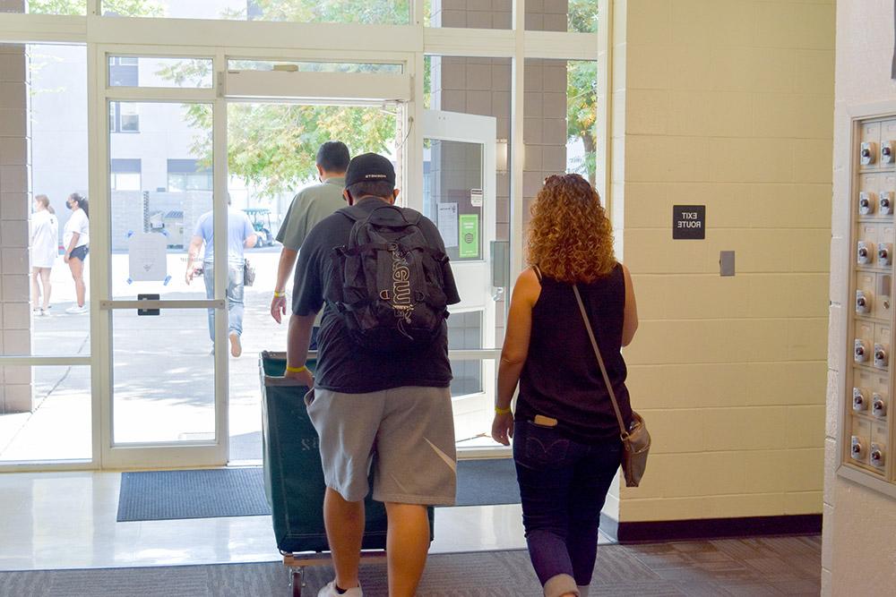 Student with his mother moving out of the dorms